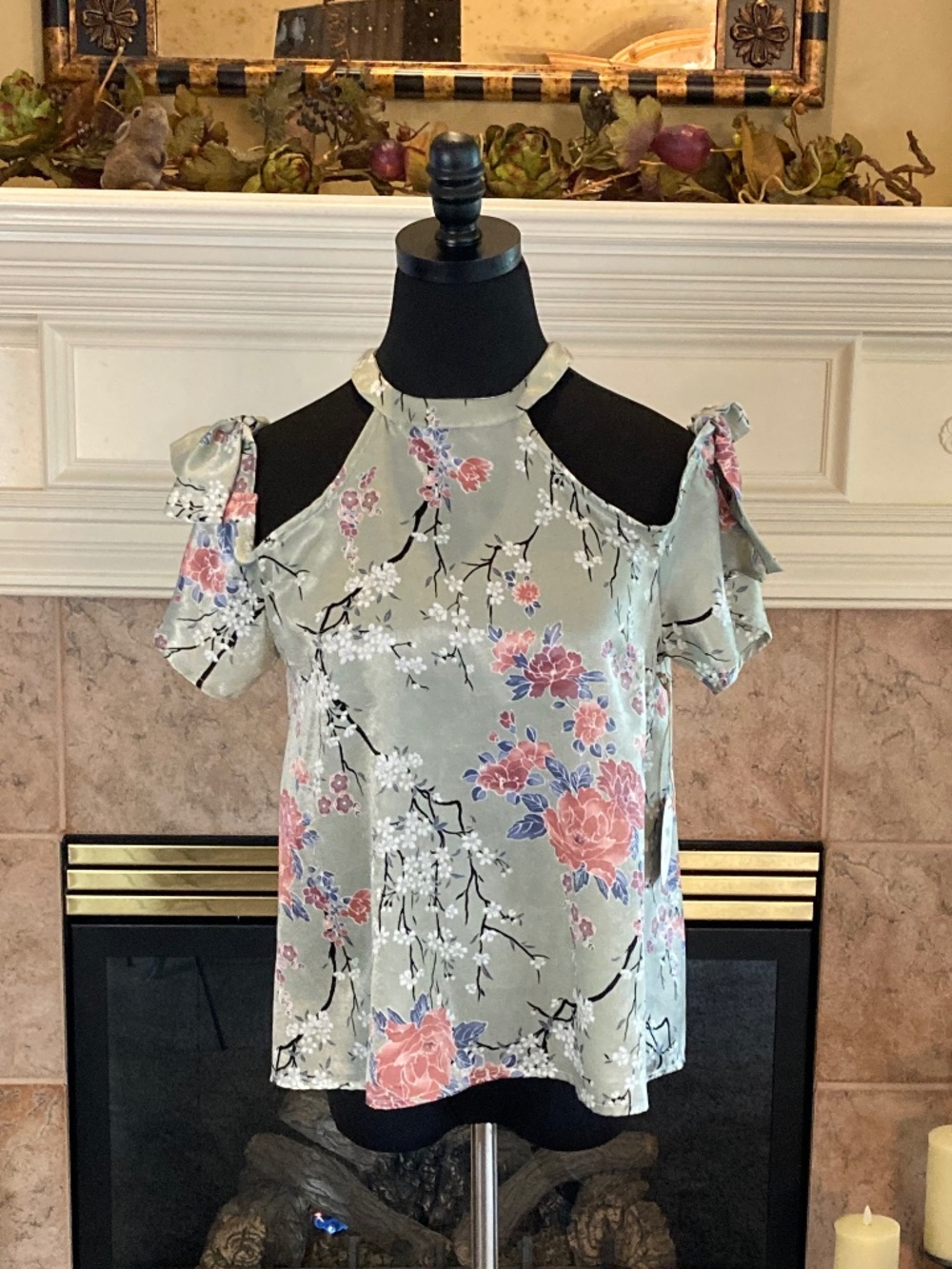HUMMINGBIRD Top Off the Shoulder Tie Top Gray Green Floral Size S